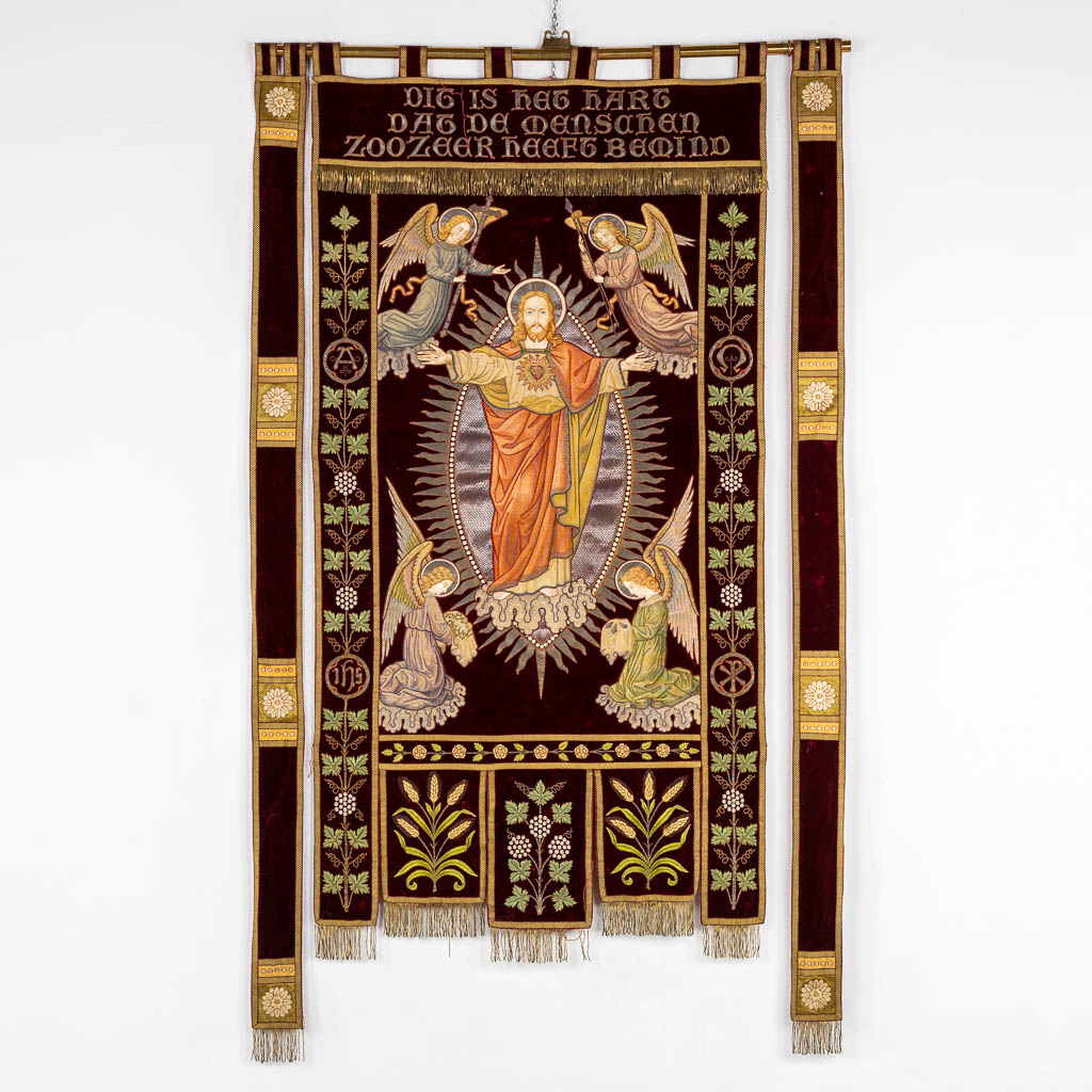  Een groot vaandel 'Christus met een Heilig Hart', Engelen. Goud en zilverdraad borduurwerken. Circa 1900.
