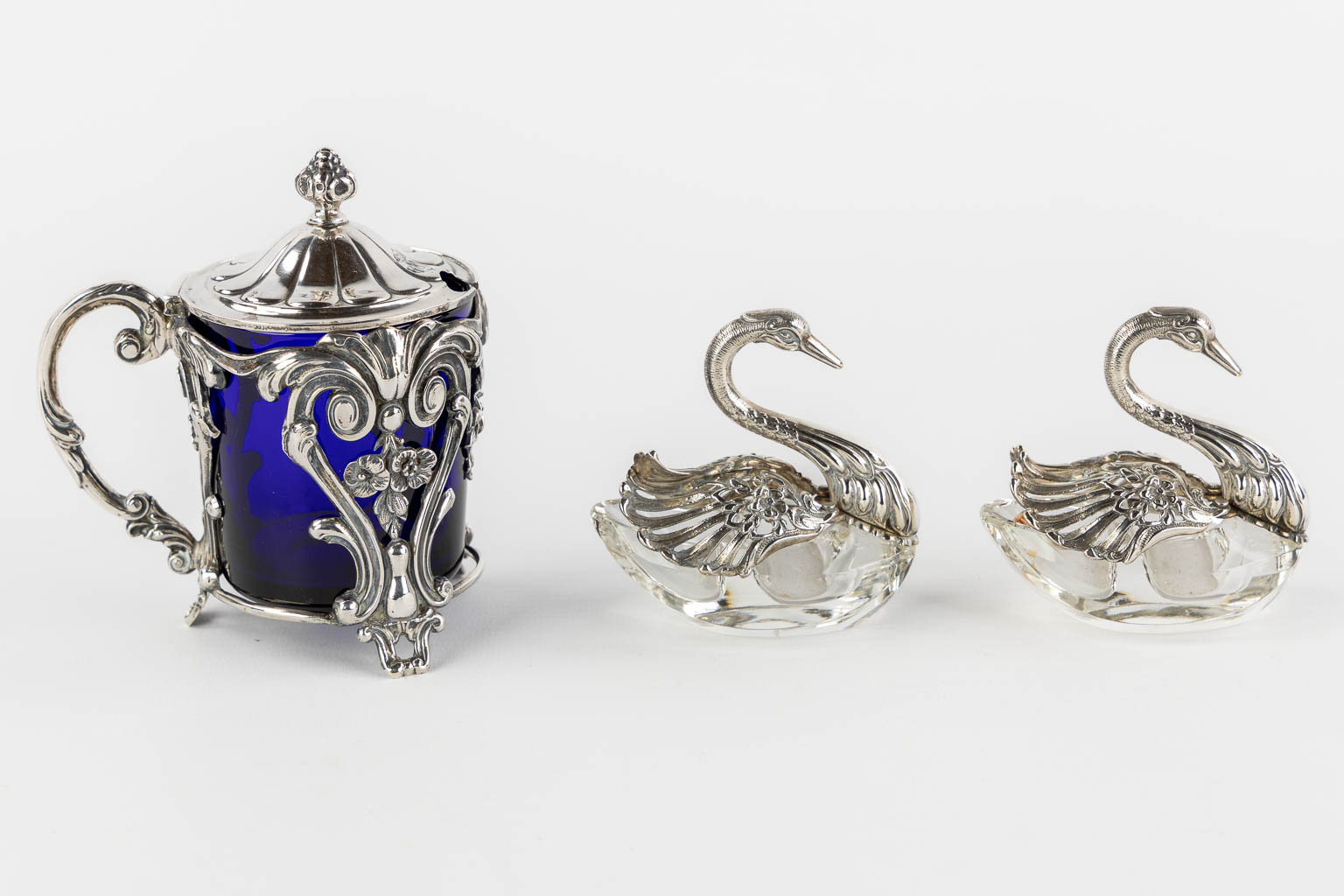 A collection of silver table accessories, oil/vinegar, salt/pepper, mustard pot, and mirror. (L:9 x W:21 x H:26 cm)