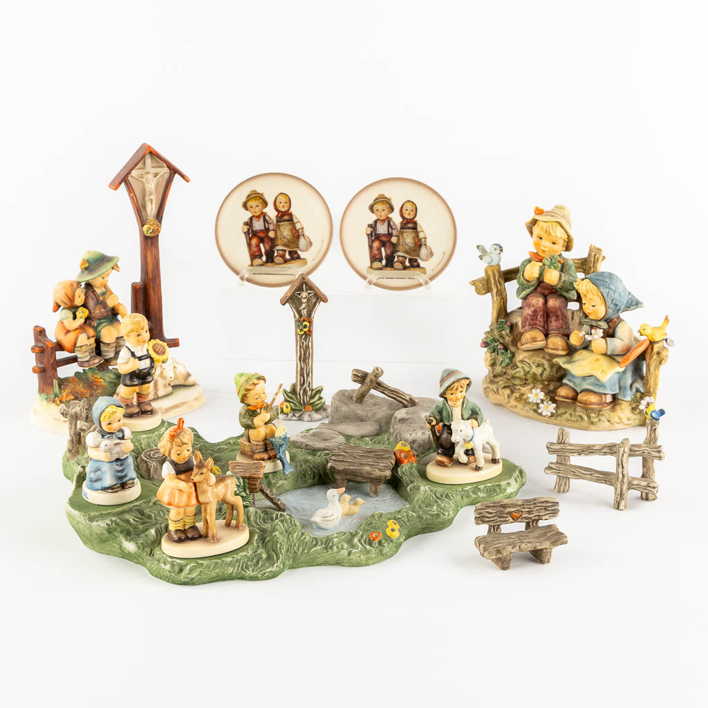 Hummel, a pond with figurines, in total 13 pieces. (W:35 x H:14 cm)