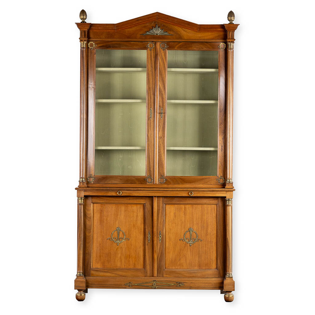 A 'Deux Corps' display cabinet, afgewerkt met brons in empire stijl. (L:53 x W:133 x H:243 cm)