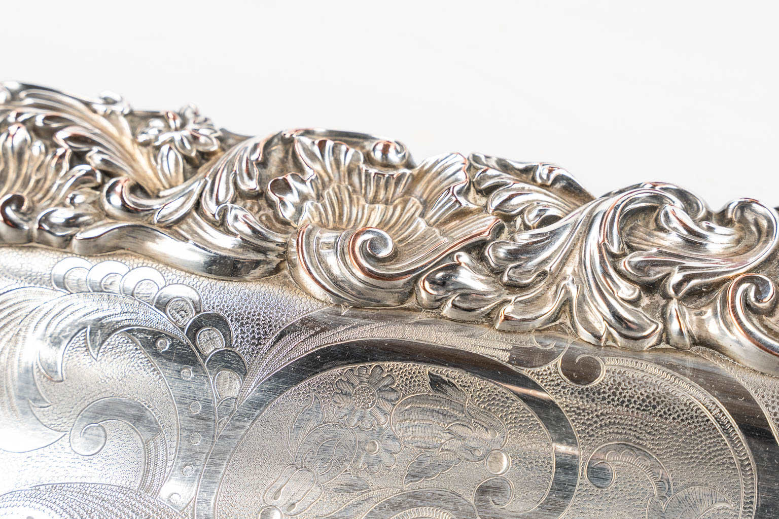 G. Balaine à Paris, A large serving platter in Roccoco style. Silver-plated. (L:56 x W:89 cm)