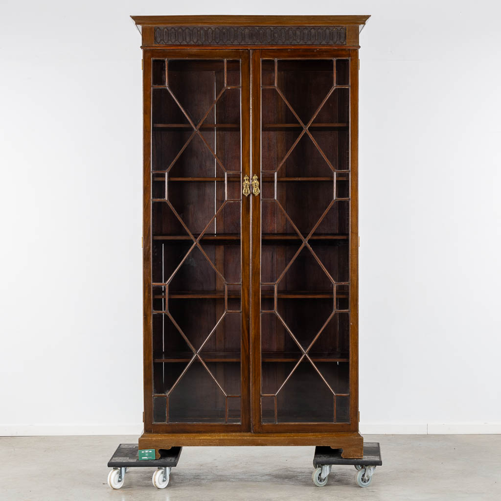 Een Engelse vitrinekast, Bibliotheekkast, 19de eeuw. (L:49 x W:125 x H:230 cm)