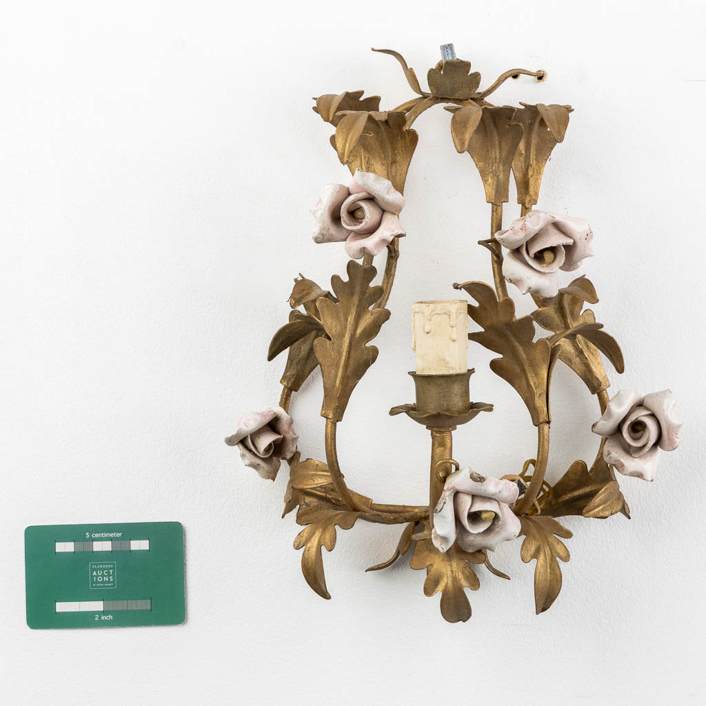 A pair of decorative wall lamps, gilt metal and faience flowers. (W:21 x H:32 cm)