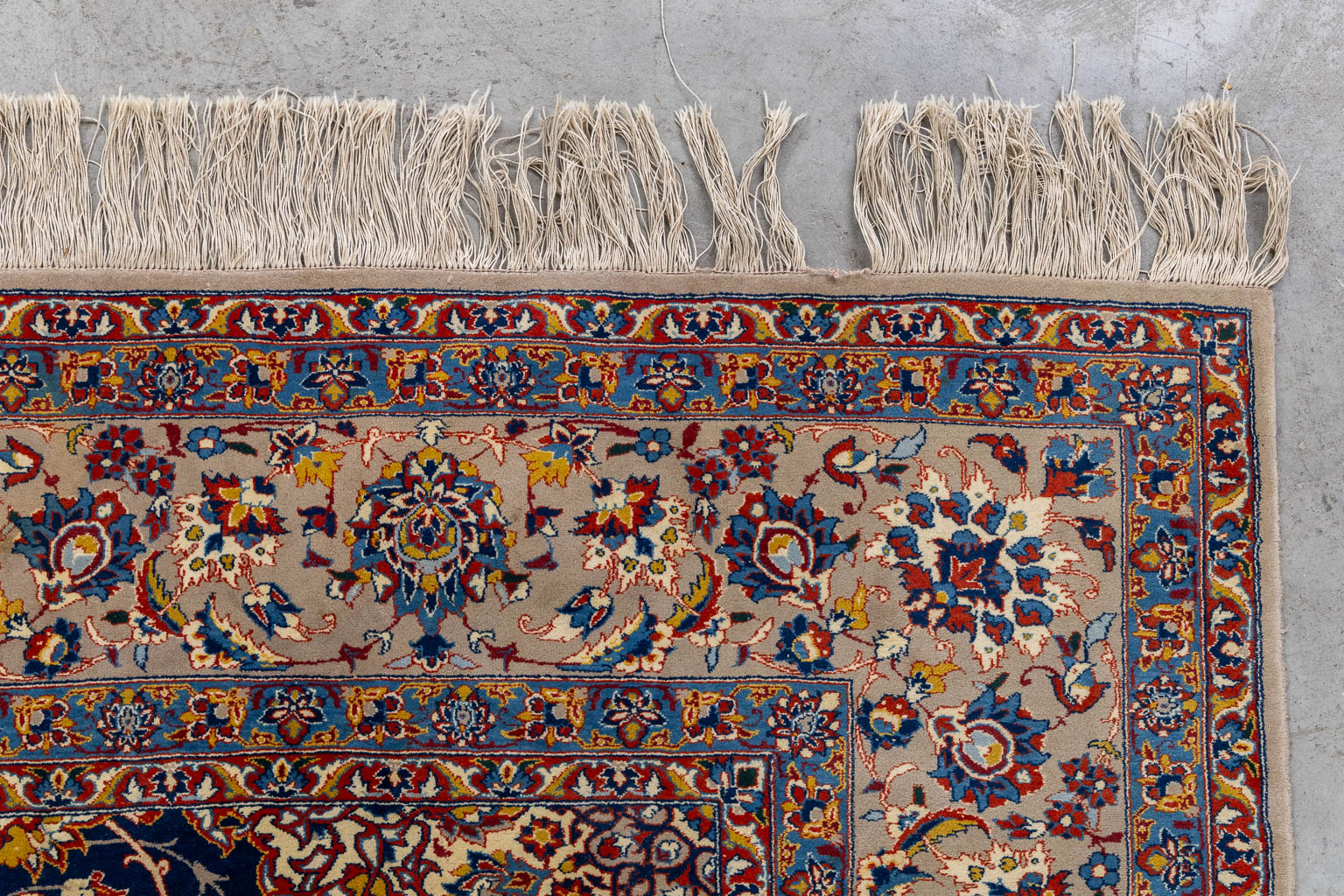 An Oriental hand-made carpet, Moud. (W:154 x H:228 cm)