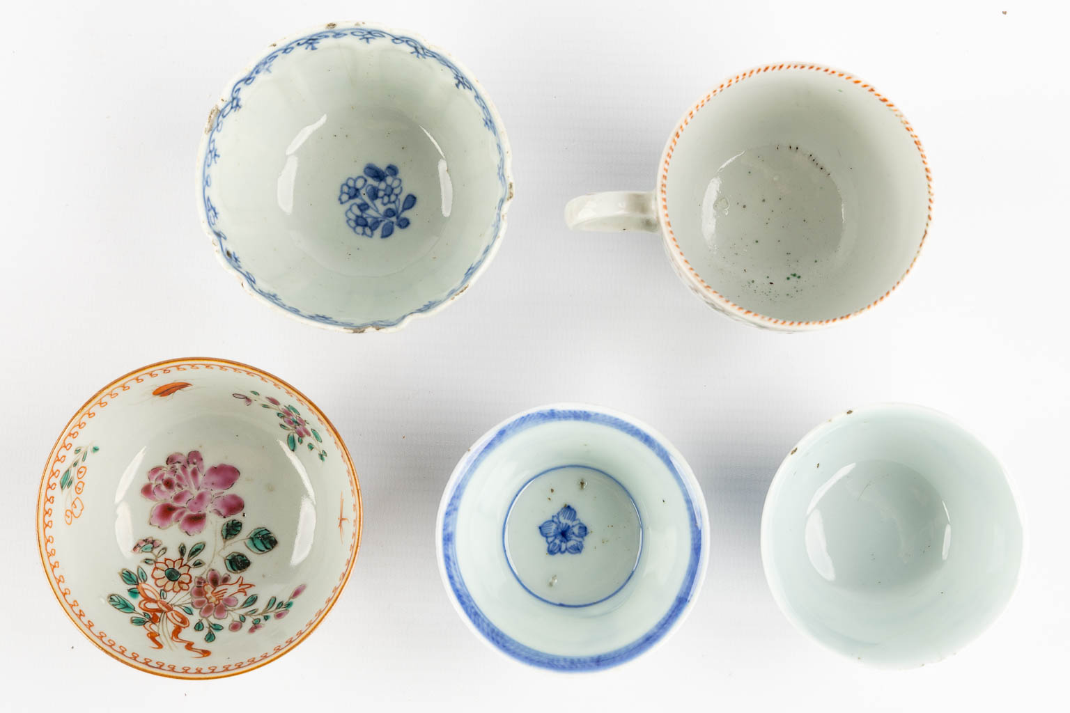 A large collection of Chinese and Japanes porcelain, Imari, Blue-white and Famille Rose. (D:23,5 cm)