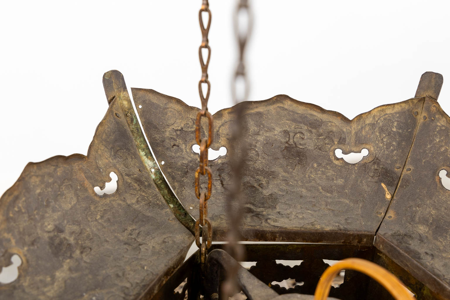 An antique Japanese ceiling lamp, brass. Circa 1920. (L:52 x W:52 x H:110 cm)