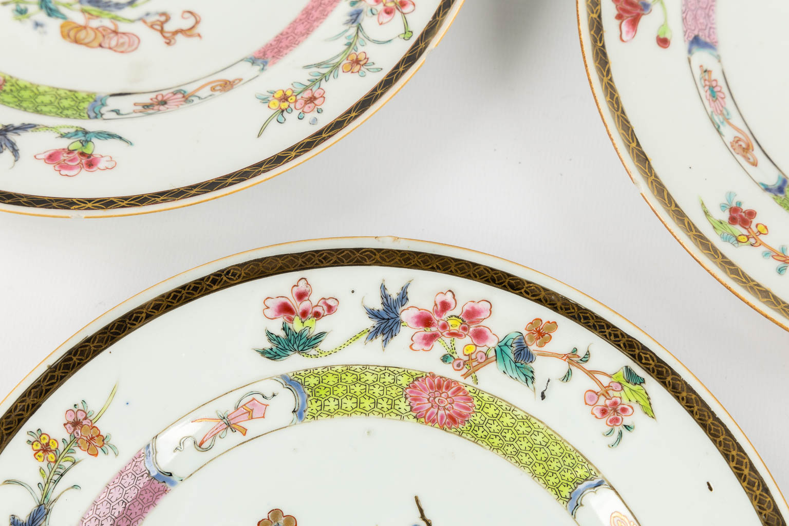 Five Chinese Famille Rose plates with blossoms and flowers. (D:23 cm)