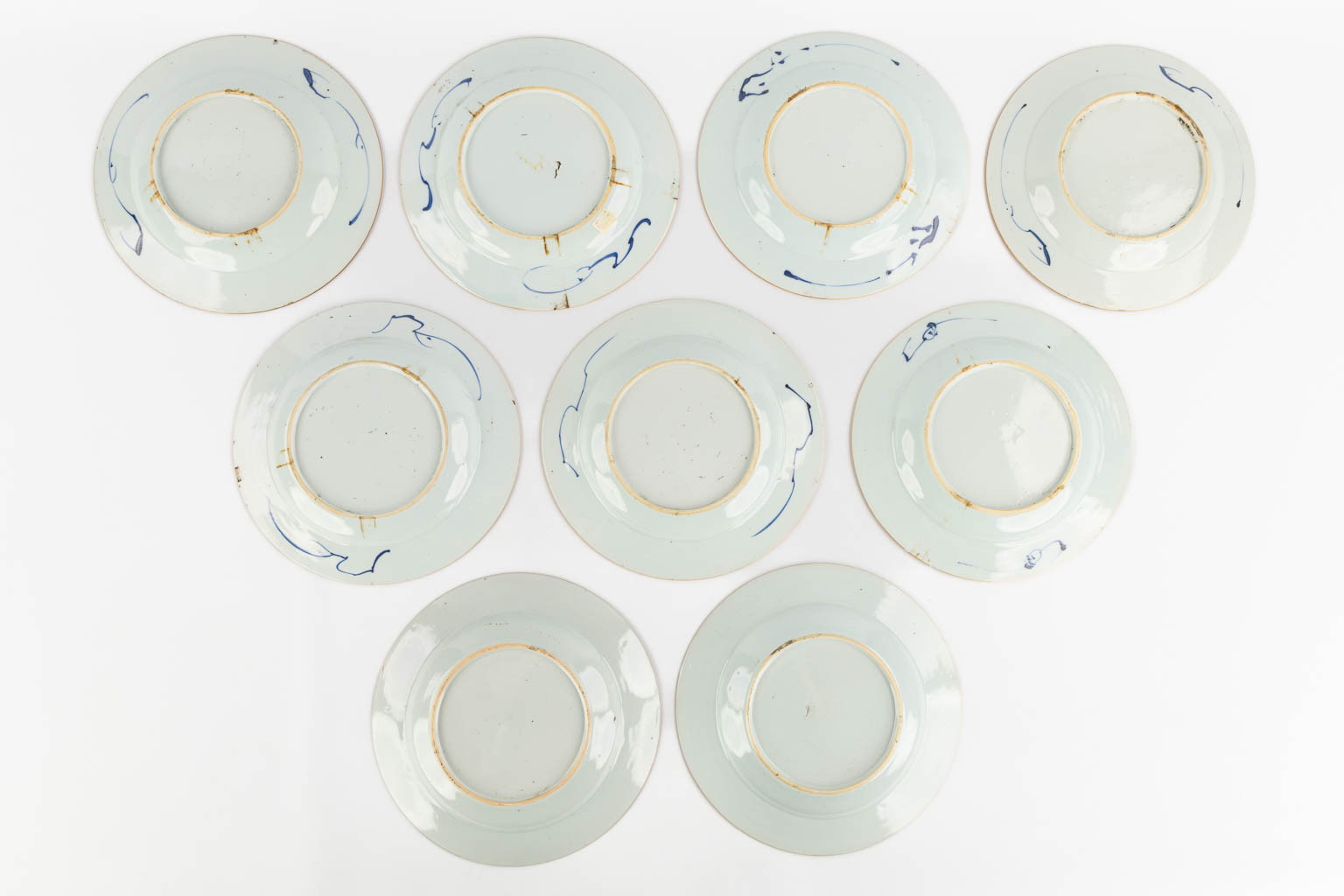 A large collection of Chinese and Japanes porcelain, Imari, Blue-white and Famille Rose. (D:23,5 cm)