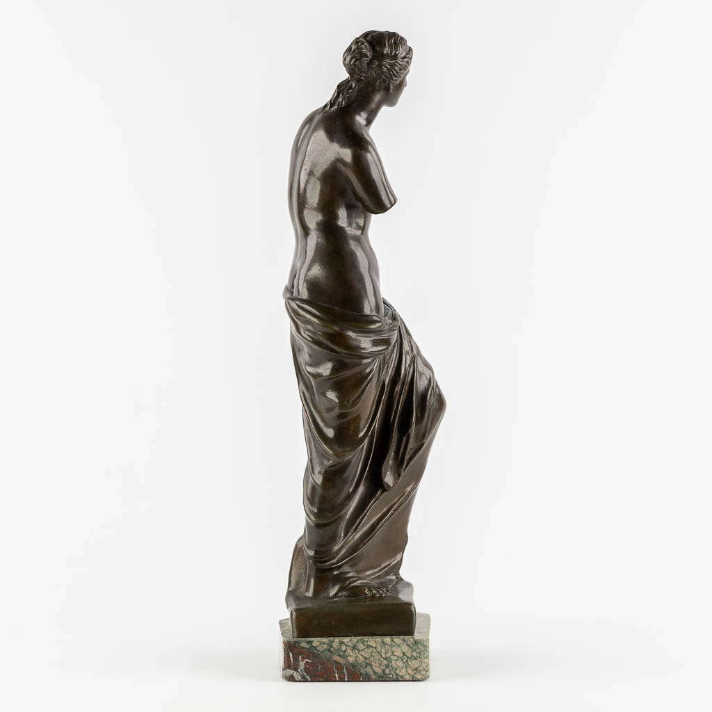 Venus van Milo, gepatineerd brons op marmer. (L:18 x W:23 x H:75 cm)