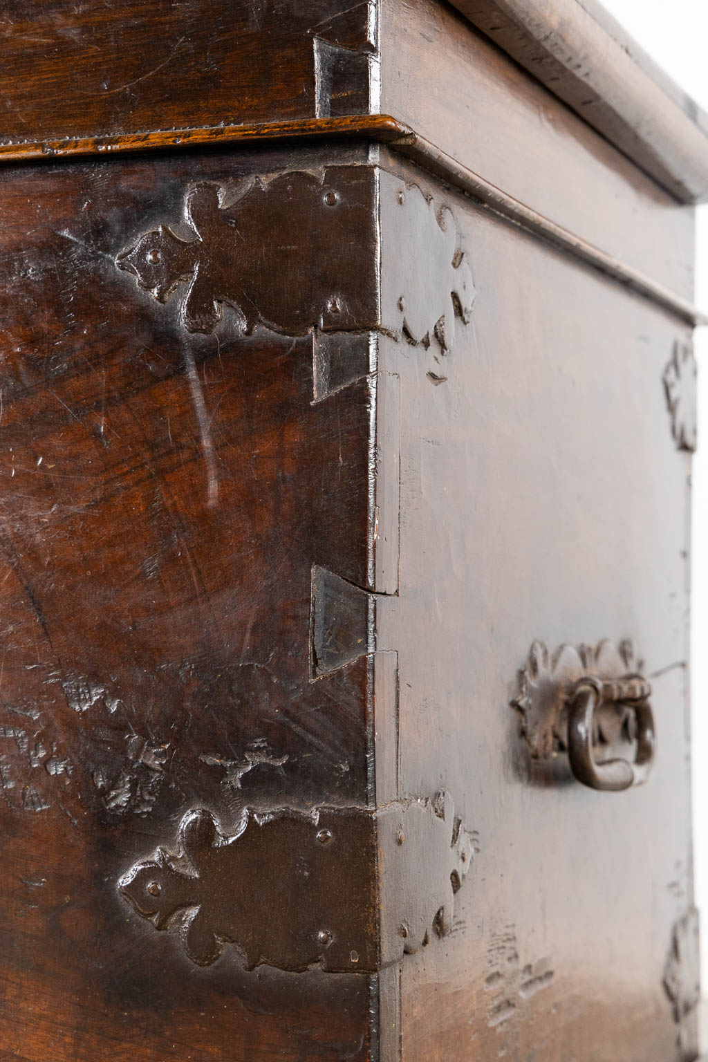 An antique chest, walnut, 17th/18th C. (L:68,5 x W:178 x H:93 cm)