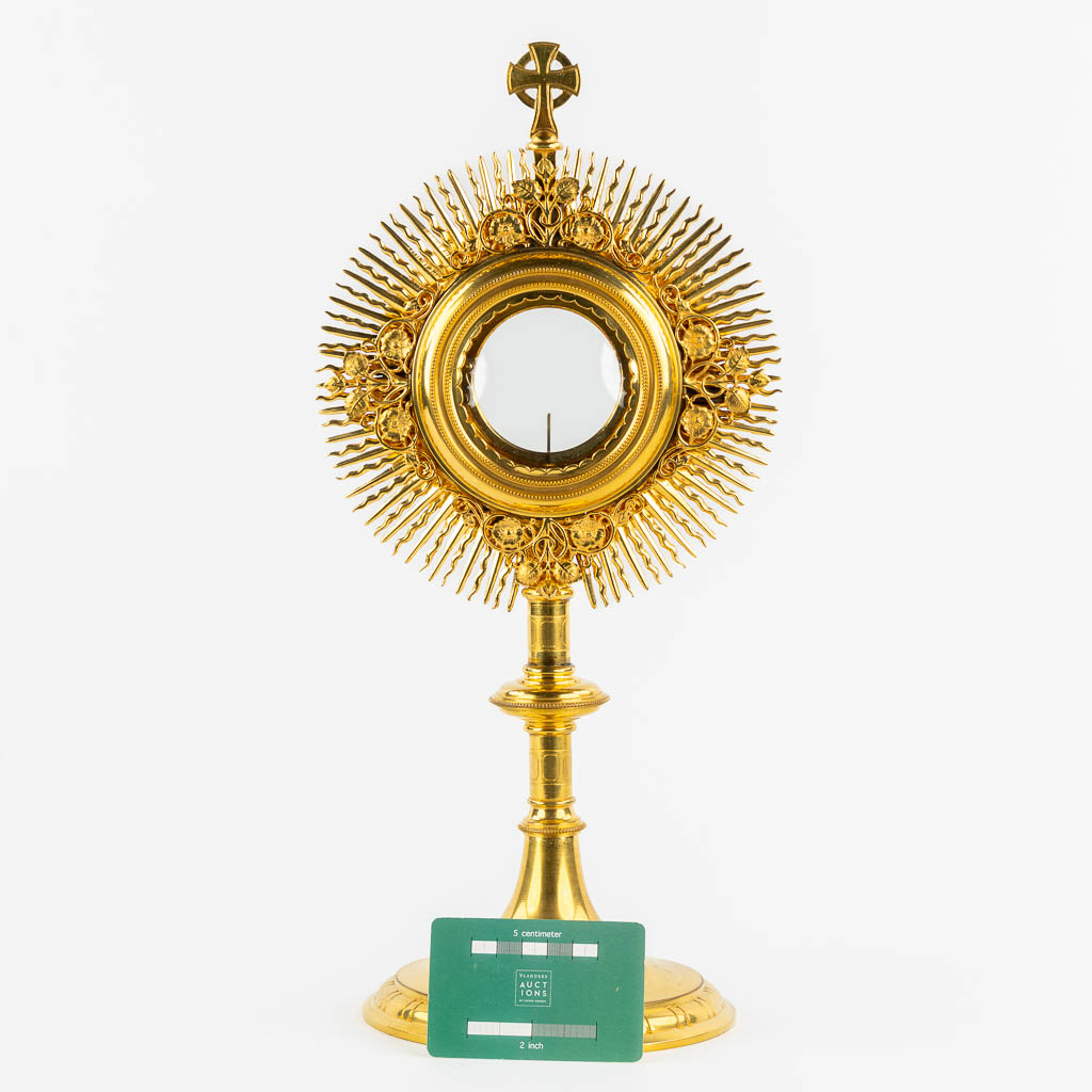 A gilt brass sunburst monstrance, 20th C. (W:20 x H:40 cm)