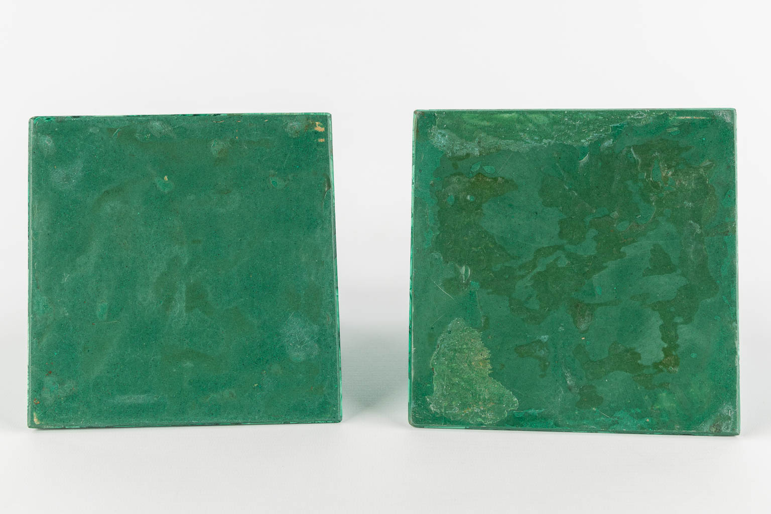 A pair of decorative Malachite pyramides. 20th C. (L:16 x W:16 x H:20,5 cm)