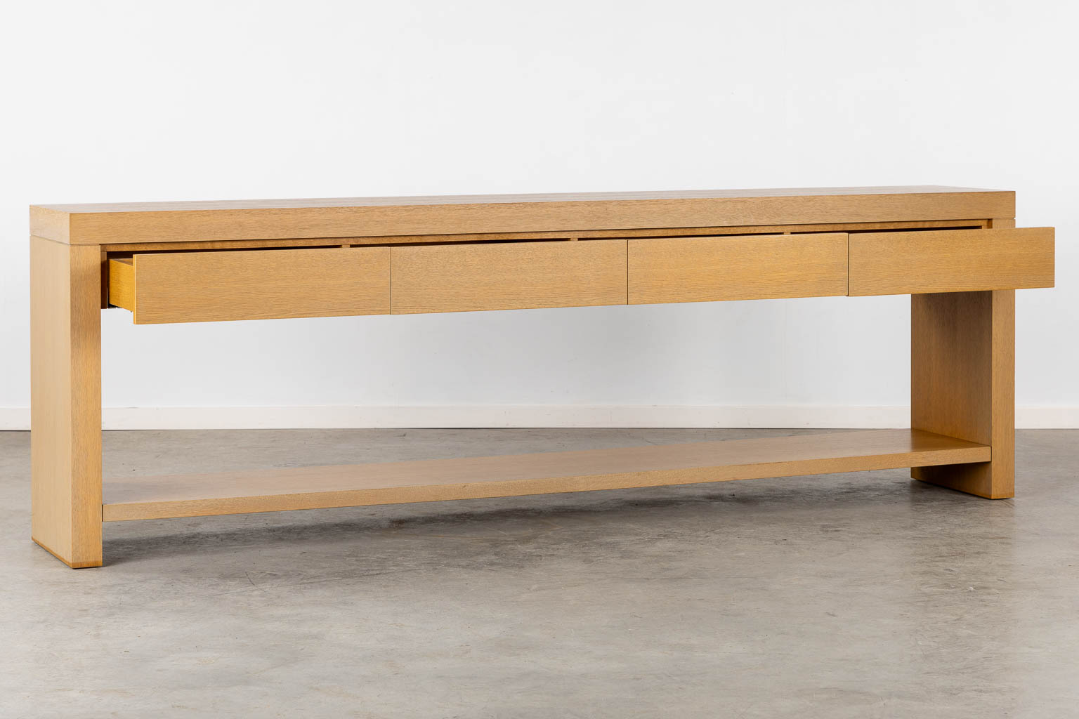 A high-quality console table, light oak. (L:40 x W:250 x H:80 cm)