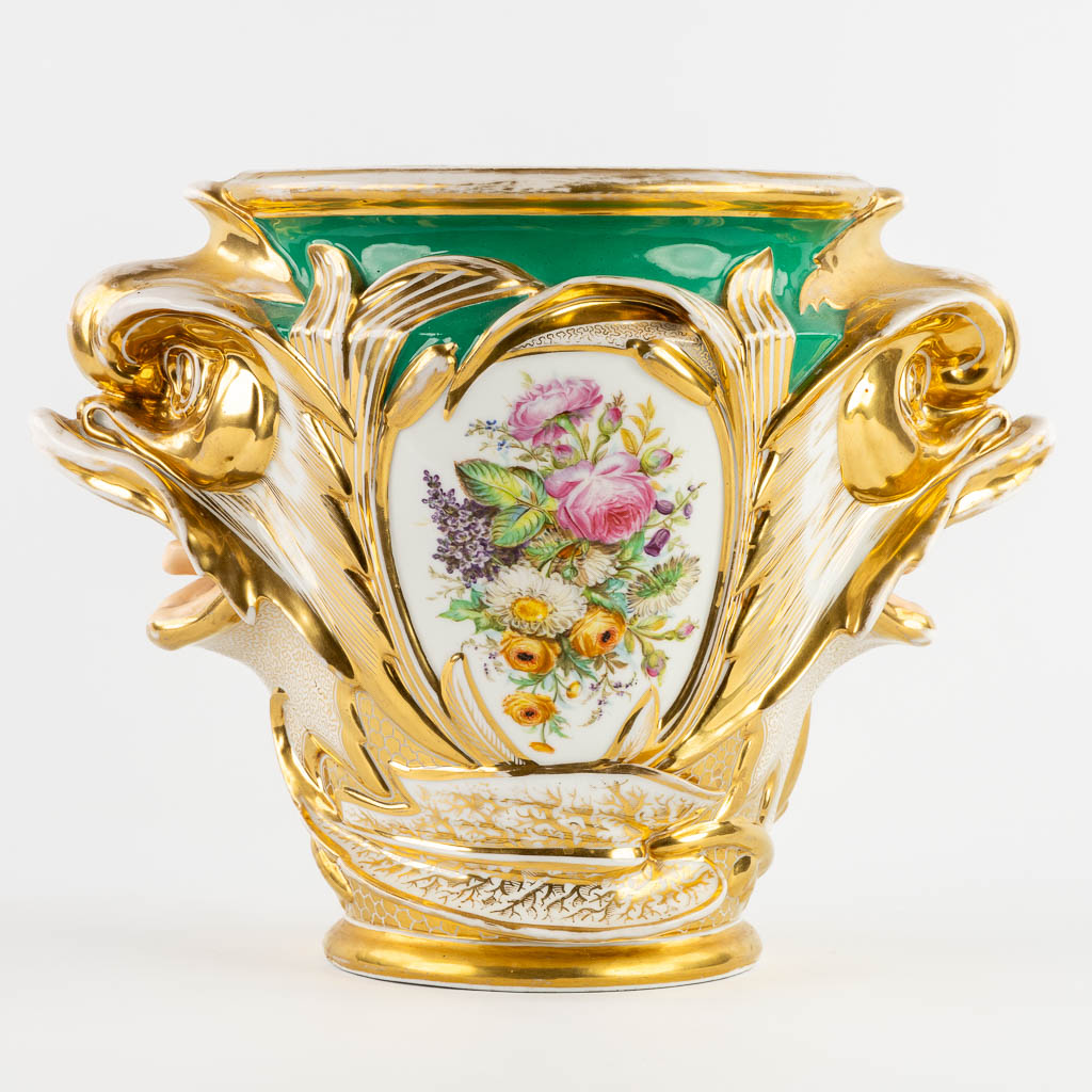 Viex Paris, A cache pot with hand-painted and gilt decor. Portrait of Marie-Antoinette. 