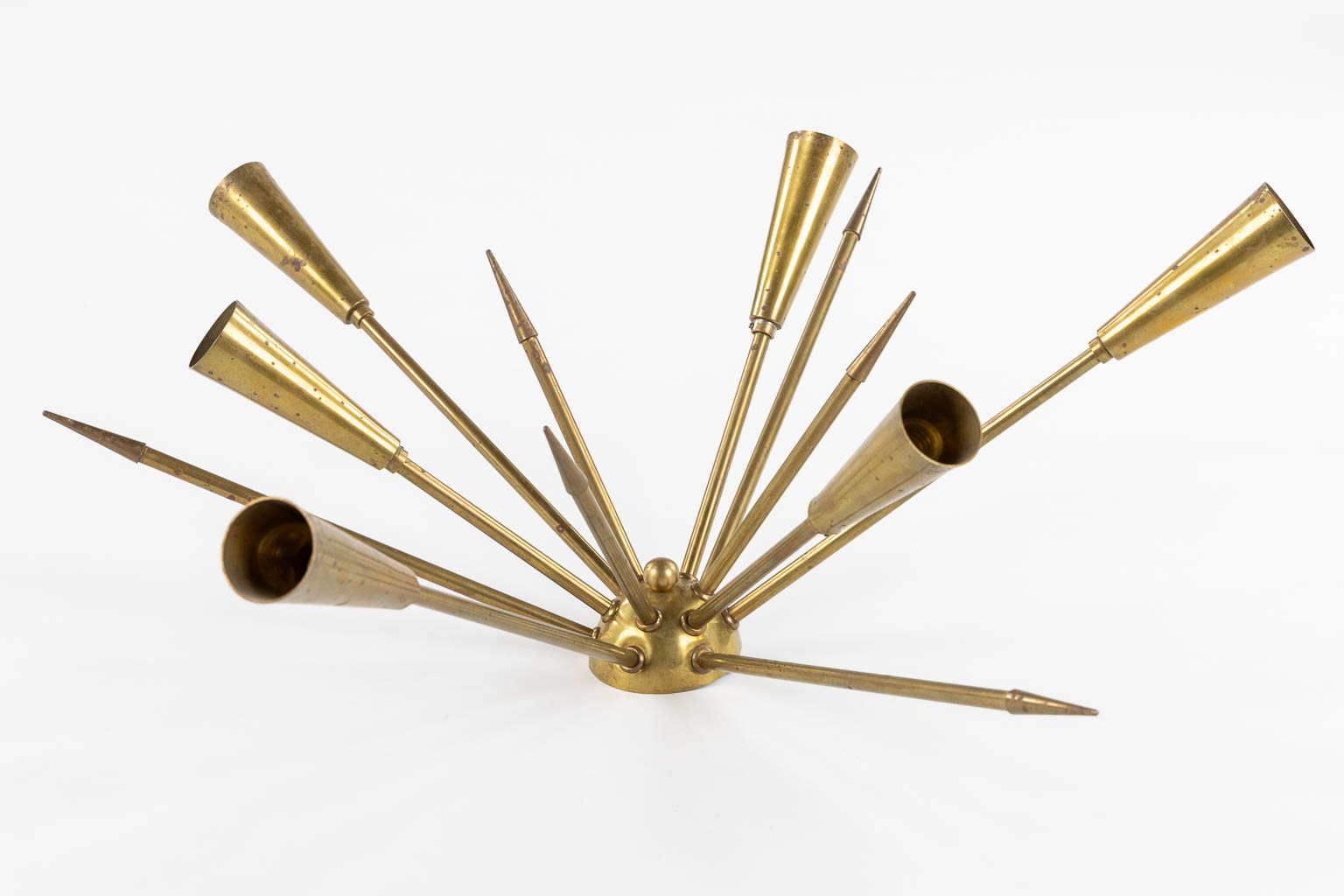 A mid-century Sputnik ceiling lamp, brass. Circa 1970. (H:25 x D:66 cm)