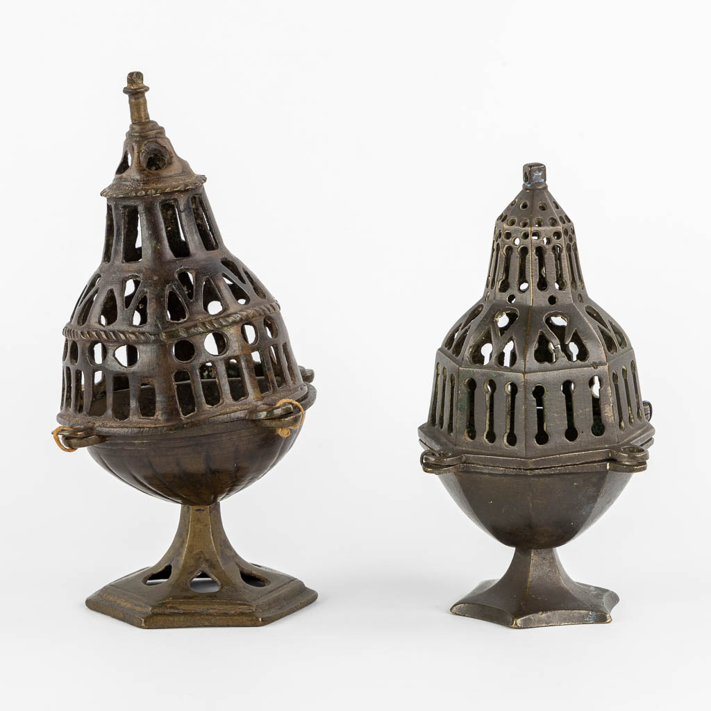 Two Gothic brass inscence burners, Flanders, 15th/16th C. (H:21 x D:13 cm)