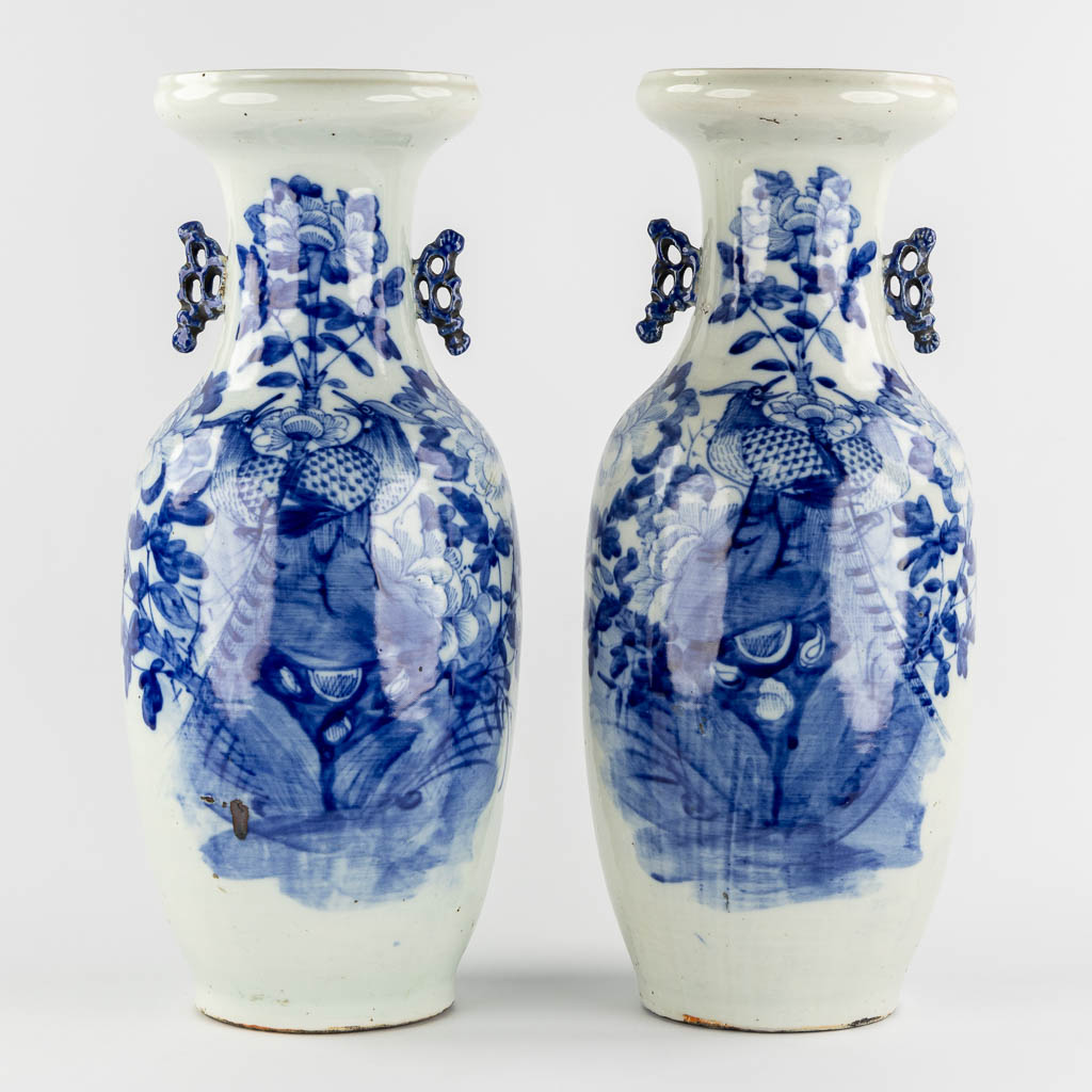 Een paar Chinese Celadon vazen met blauw floraal decor. (H:57 x D:22 cm)