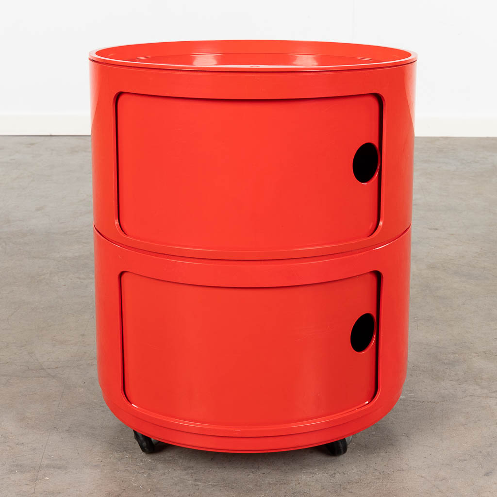 Anna CASTELLI FERRIERI (1918-2006) for Kartell, a round side table. Acryllic, circa 1980. (H: 50 x D: 42 cm)