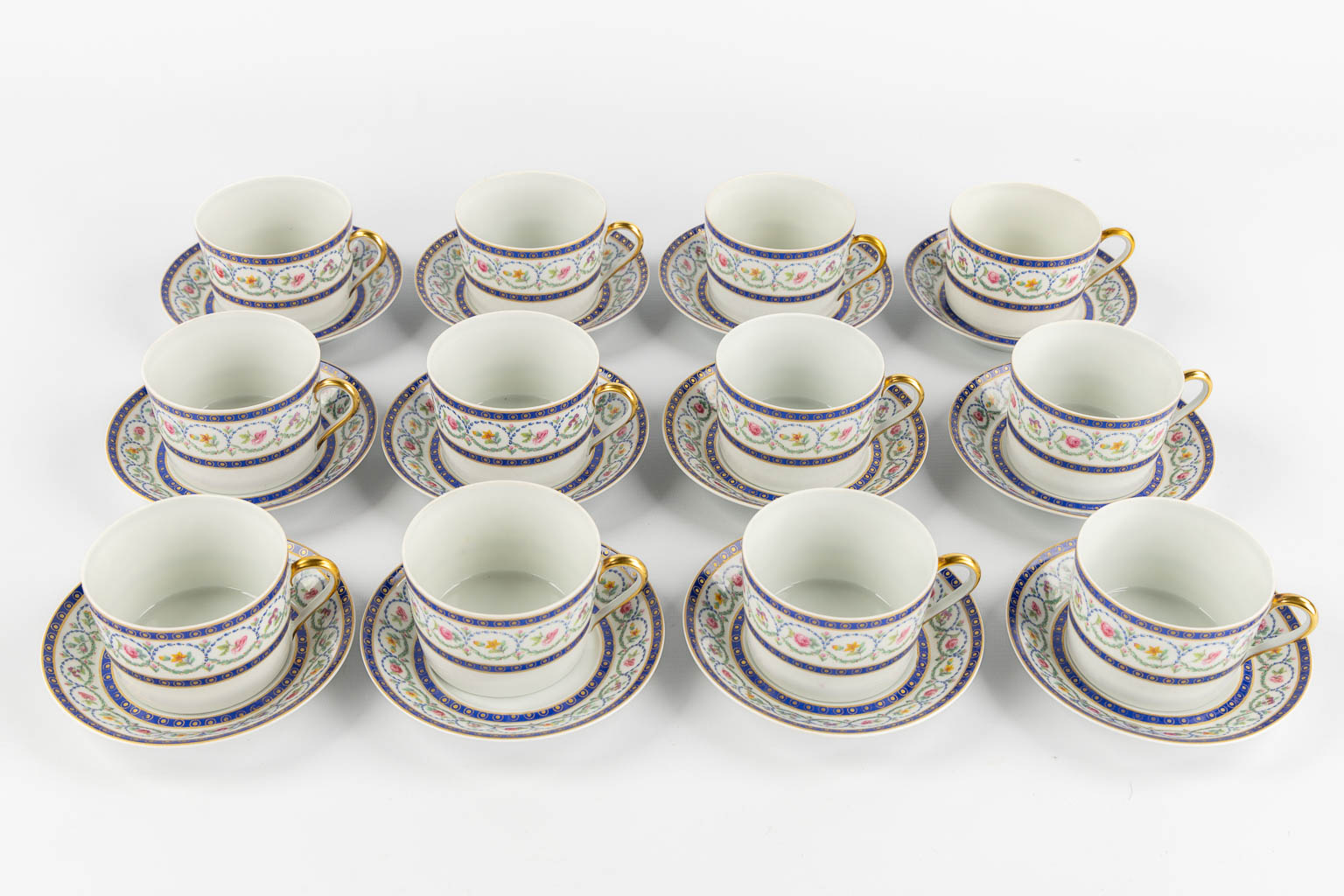 Limoges Haviland, 'Etoiles' een groot dineer en koffieservies. 71 stuks.