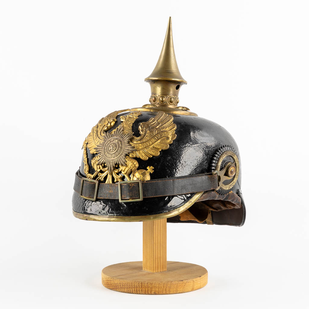 Een Duitse 'Pickelhaube' 19de eeuw. (L:22 x W:19 x H:25 cm)