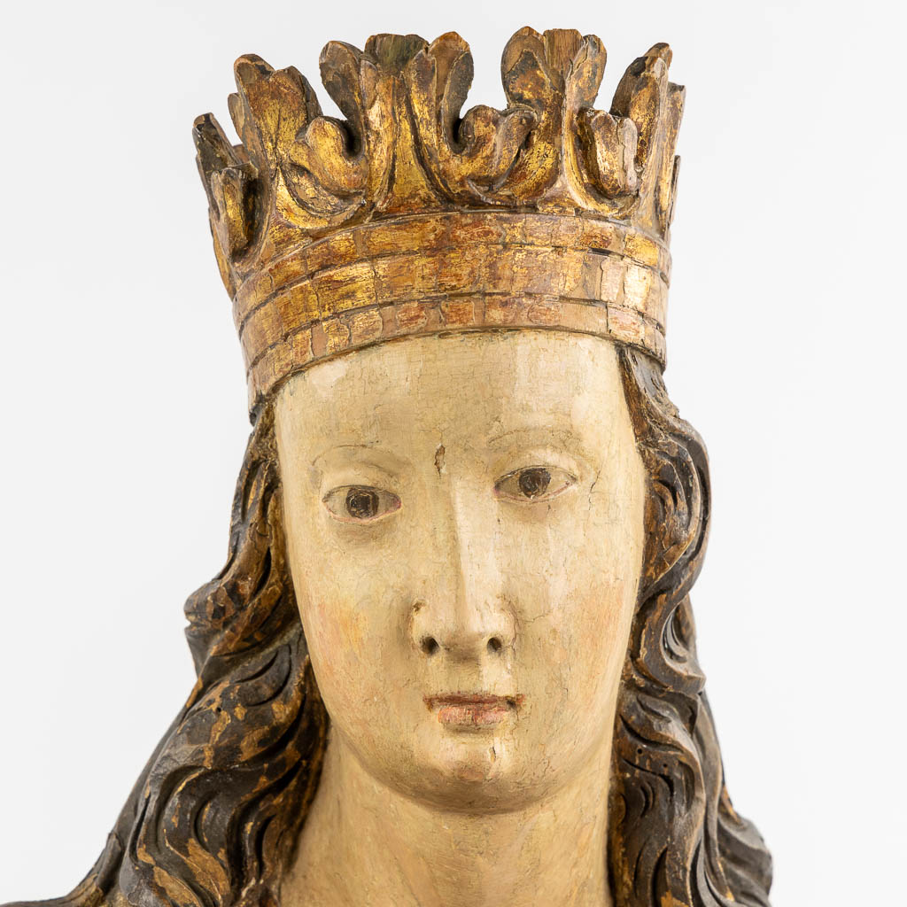 Madonna met kind op een maansikkel, een antieke houtsculptuur. Circa 1500-1520. (L:18 x W:32 x H:66 cm)