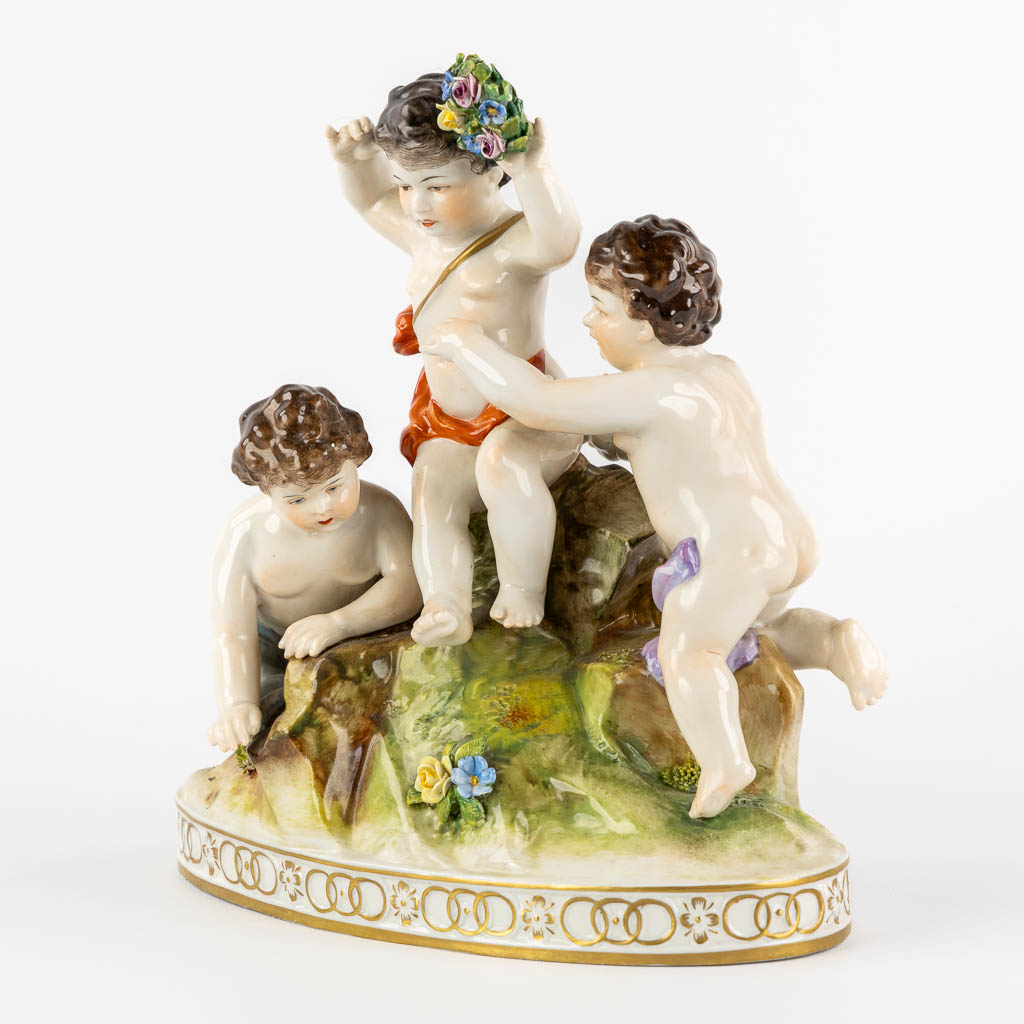 Volkstedt, Rudolstadt, een polychroom porseleinen groep met putti. (L:12,5 x W:23,5 x H:24 cm)