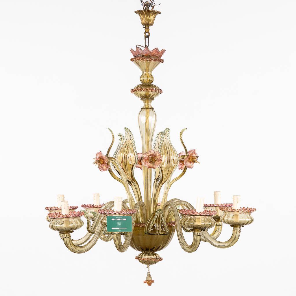 Een Venitiaanse luchter met 8 lichtpunten, Murano, Italië, 20ste eeuw. (H:104 x D:82 cm)