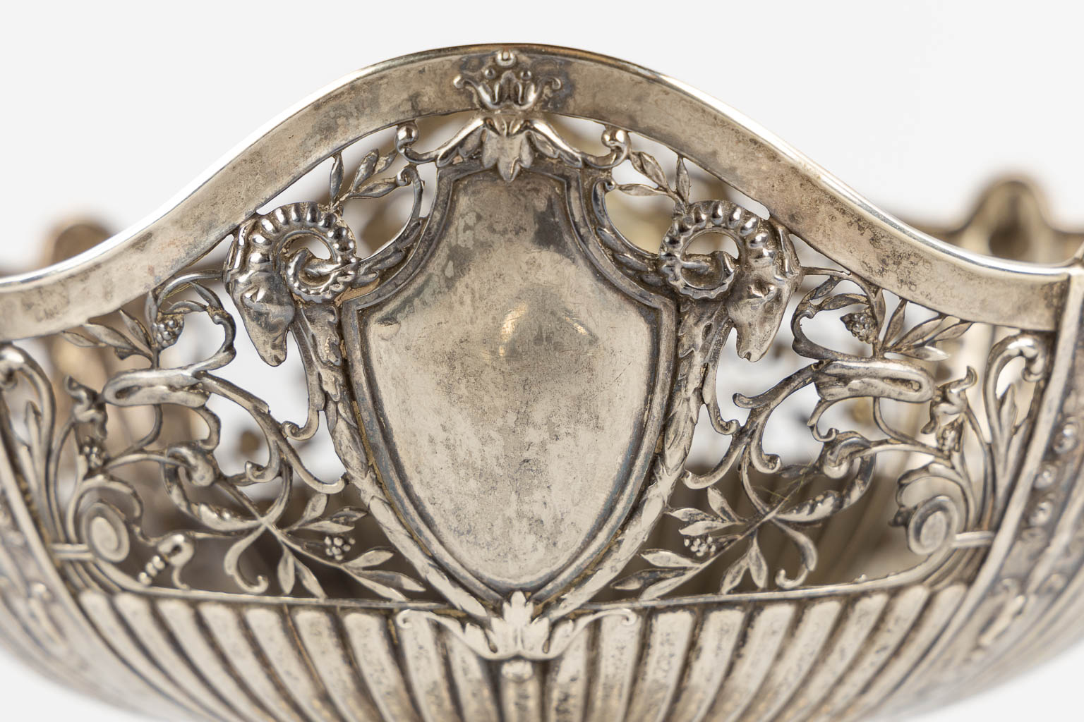 A silver vase and ajoured bowl, gross weight: 505g. (H:17 x D:22 cm)