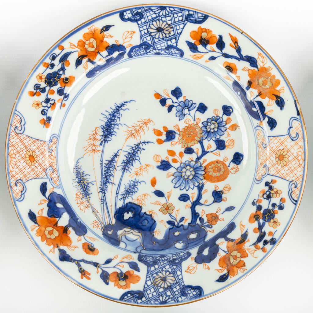 Negen Chinese Imari stijl borden met een floraal decor. 18de eeuw. (D:23 cm)