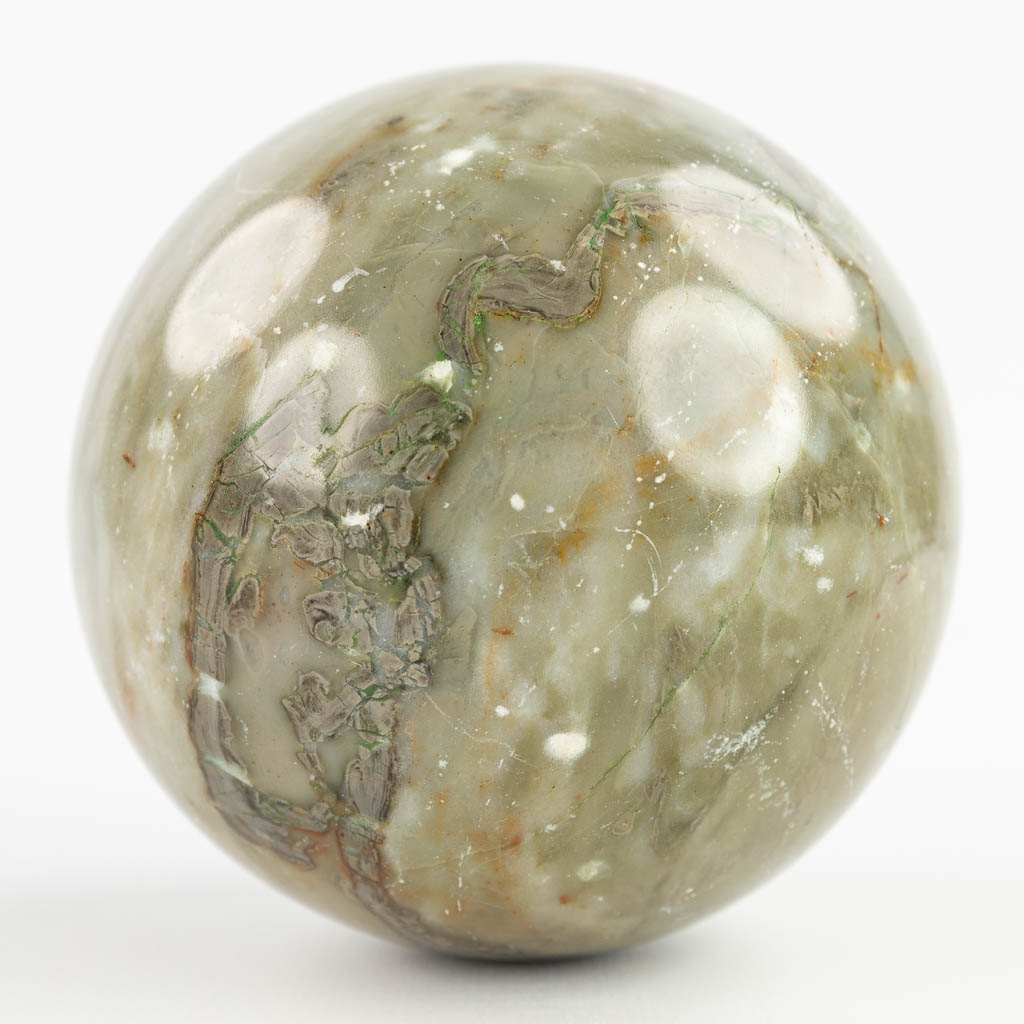 A set of 4 balls made of natural stone and marble. 20th C.  (D:9 cm)