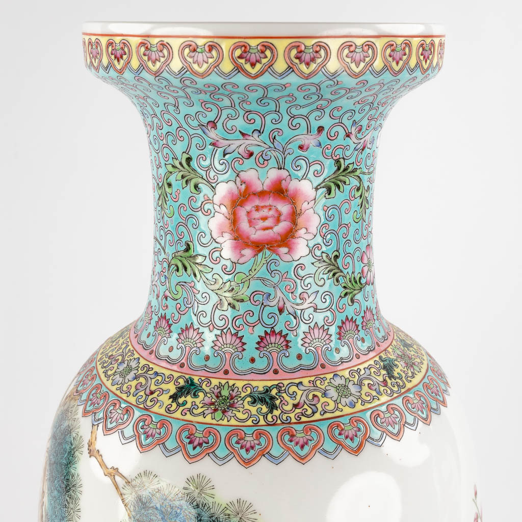 A pair of Chinese vases decorated with peacocks, 20th C. (H:61 x D:25 cm)