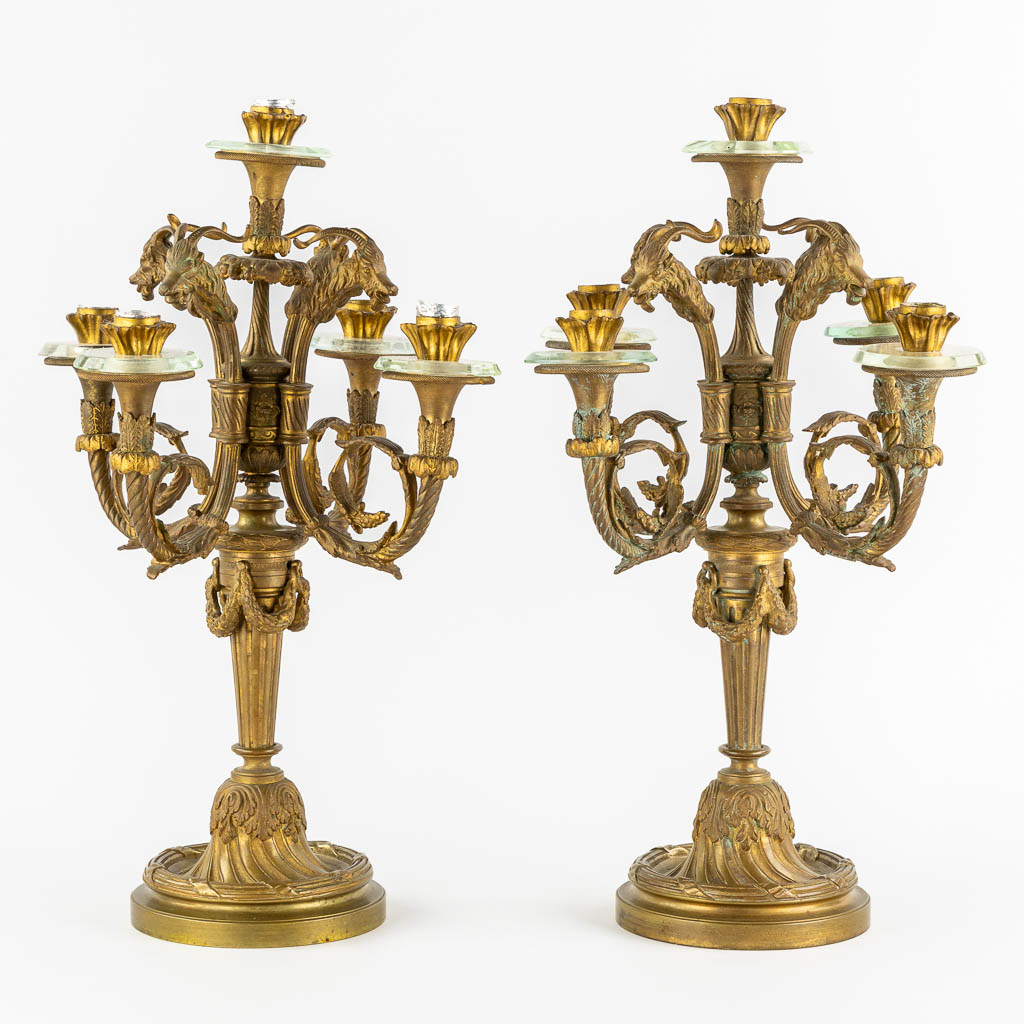 Een paar verguld bronzen kandelaars, gemonteerd met kristal, Lodewijk XVI stijl. Circa 1900. (H:51 x D:34 cm)