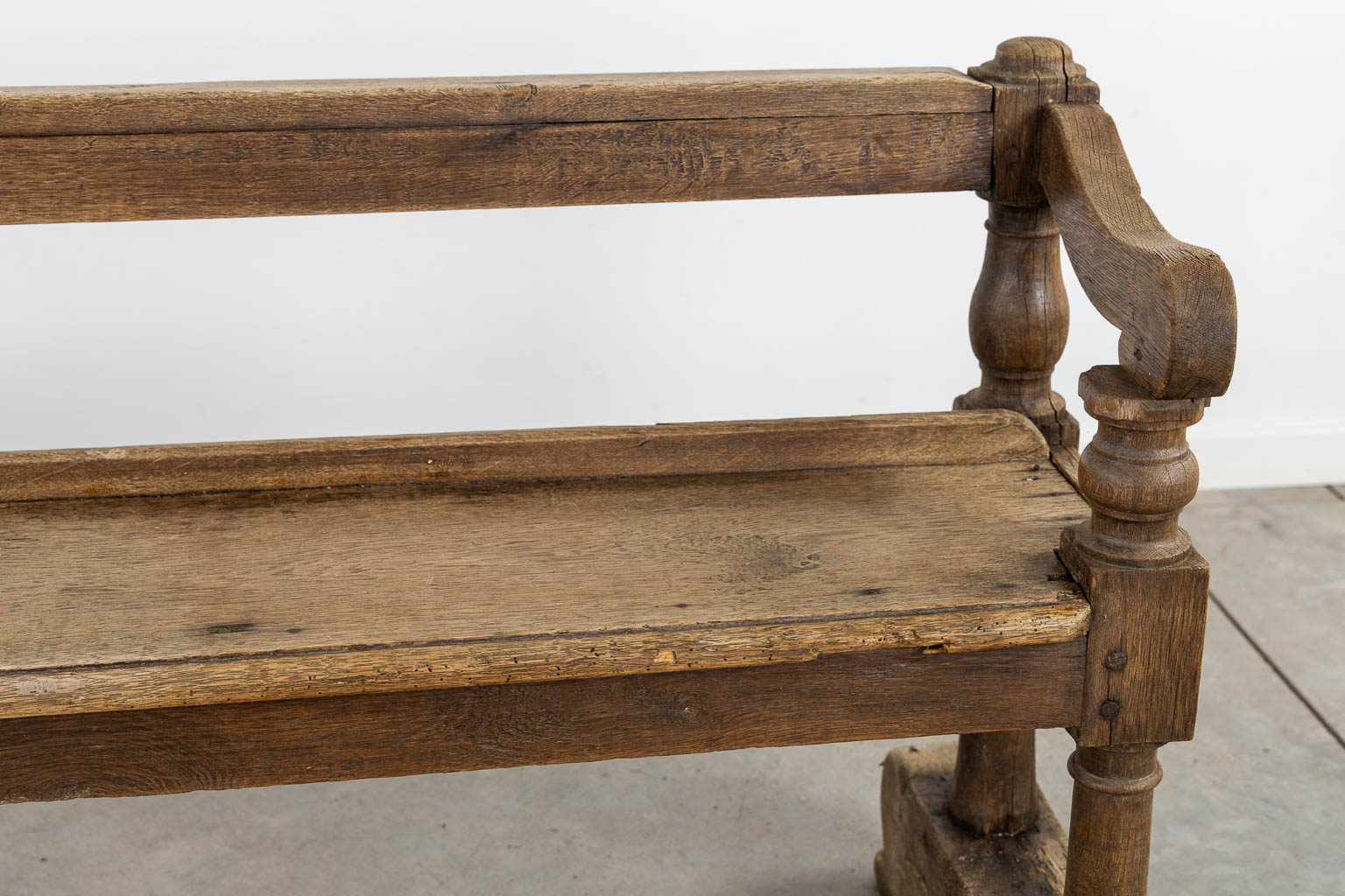 A pair of large Church benches, sculptured oak, 18th C. (L:55 x W:350 x H:72 cm)