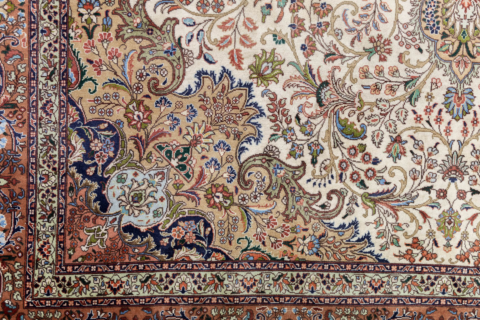 A large Oriental hand-made karpet, Keshan/Kashan. (L:389 x W:300 cm)