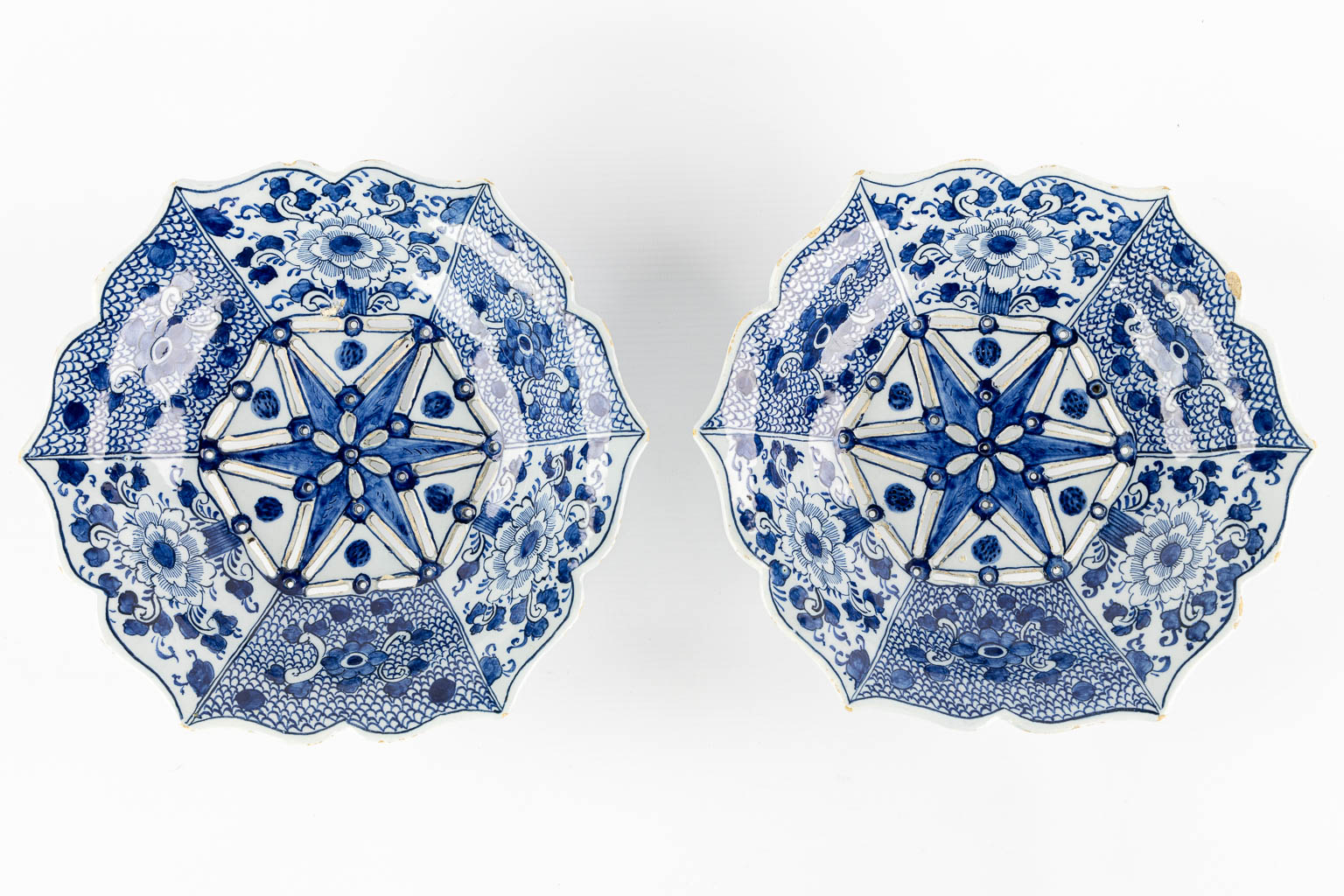 Drie antieke vergieten, Delft, Van Der Klaauw, De Metale Pot. (L:20 x W:25 cm)