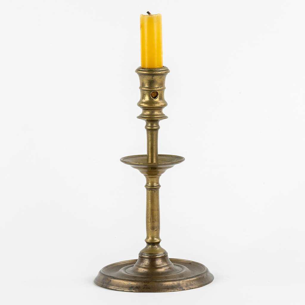 An antique bronze 'Henry 2' candlestick, France, 16th C. (H:25,5 x D:14,5 cm)