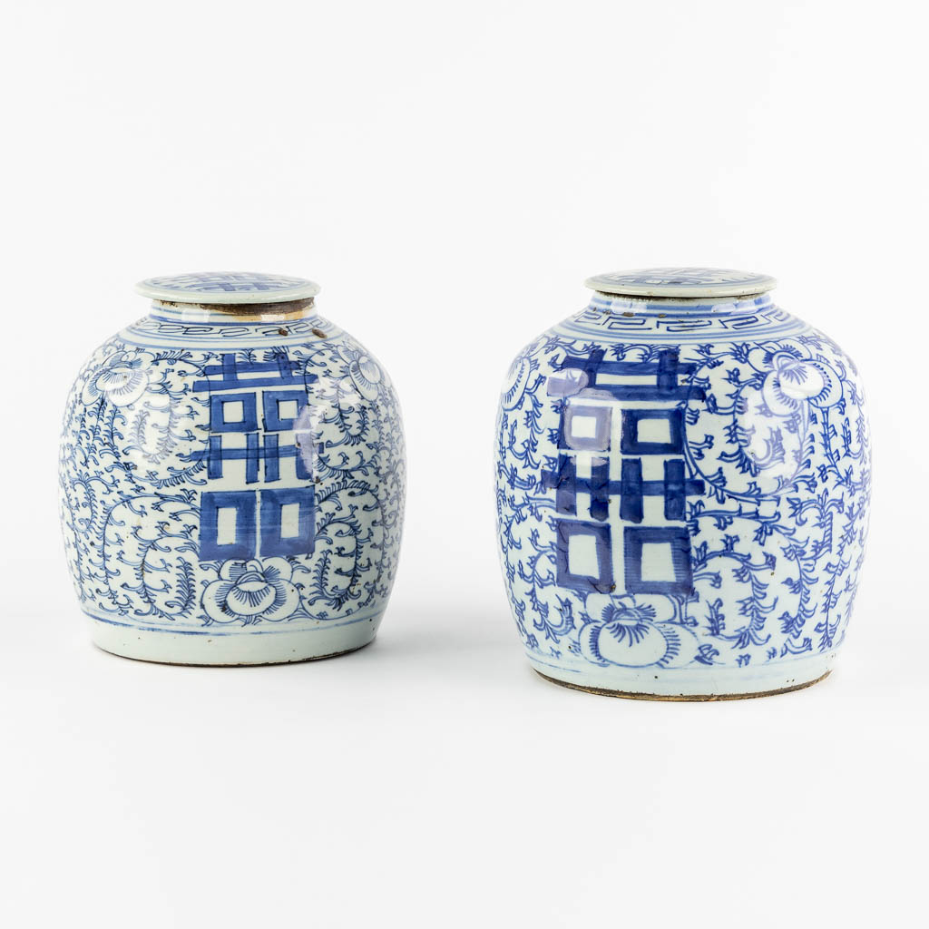 Twee Chinese blauw-witte gemberpotten met een dubbel Xi-teken van geluk. (H:23 x D:21 cm)