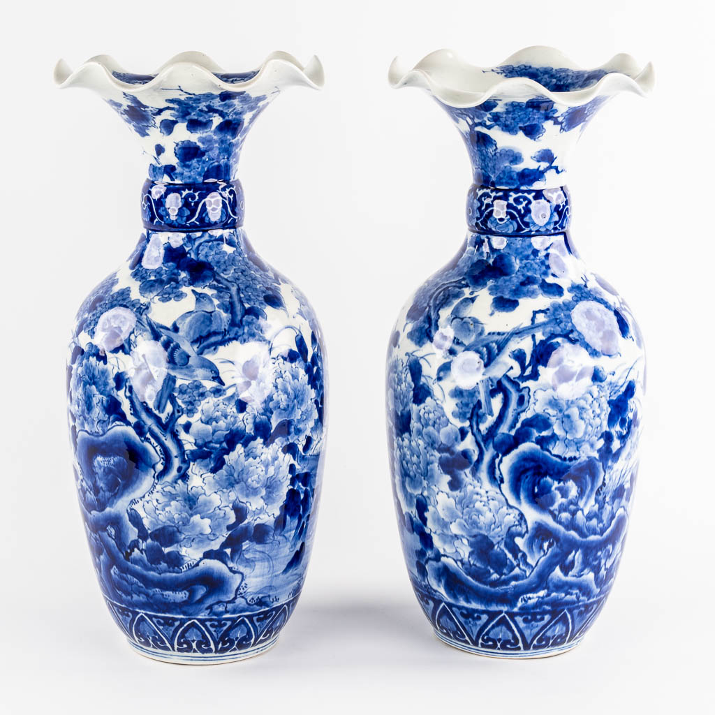 Een paar Japanse vazen, blauw-wit met floraal decor. 