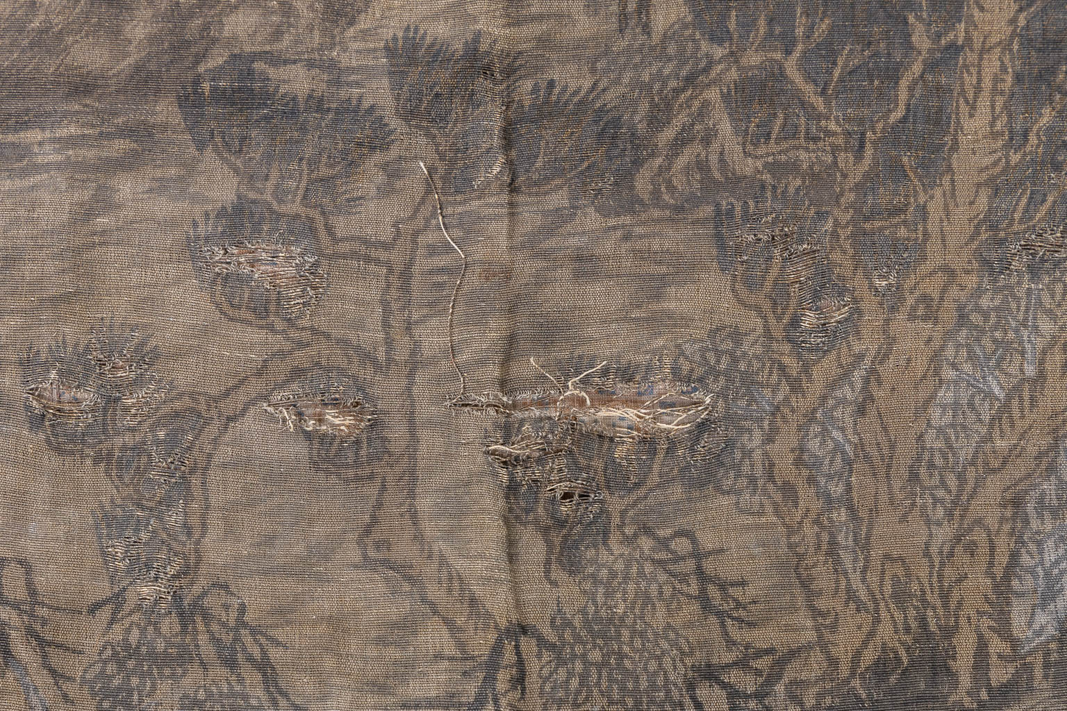 A decorative Chinese embroidered and painted landscape scène. (W:146 x H:202 cm)