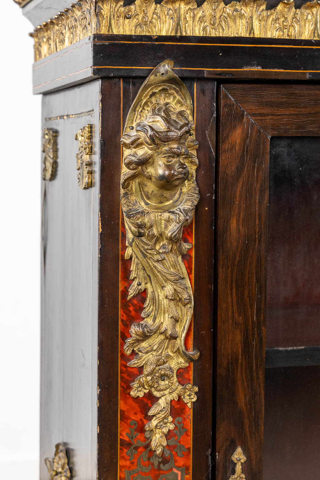 A low display cabinet, mounted with bronze putti, Boulle, Napoleon 3. 19th C. (L:36 x W:83 x H:109 cm)