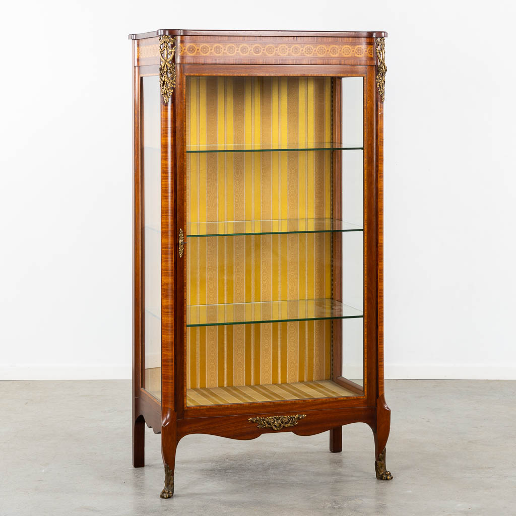 A quality display cabinet, Louis XVI style, circa 1920. (L:50 x W:85 x H:160 cm)