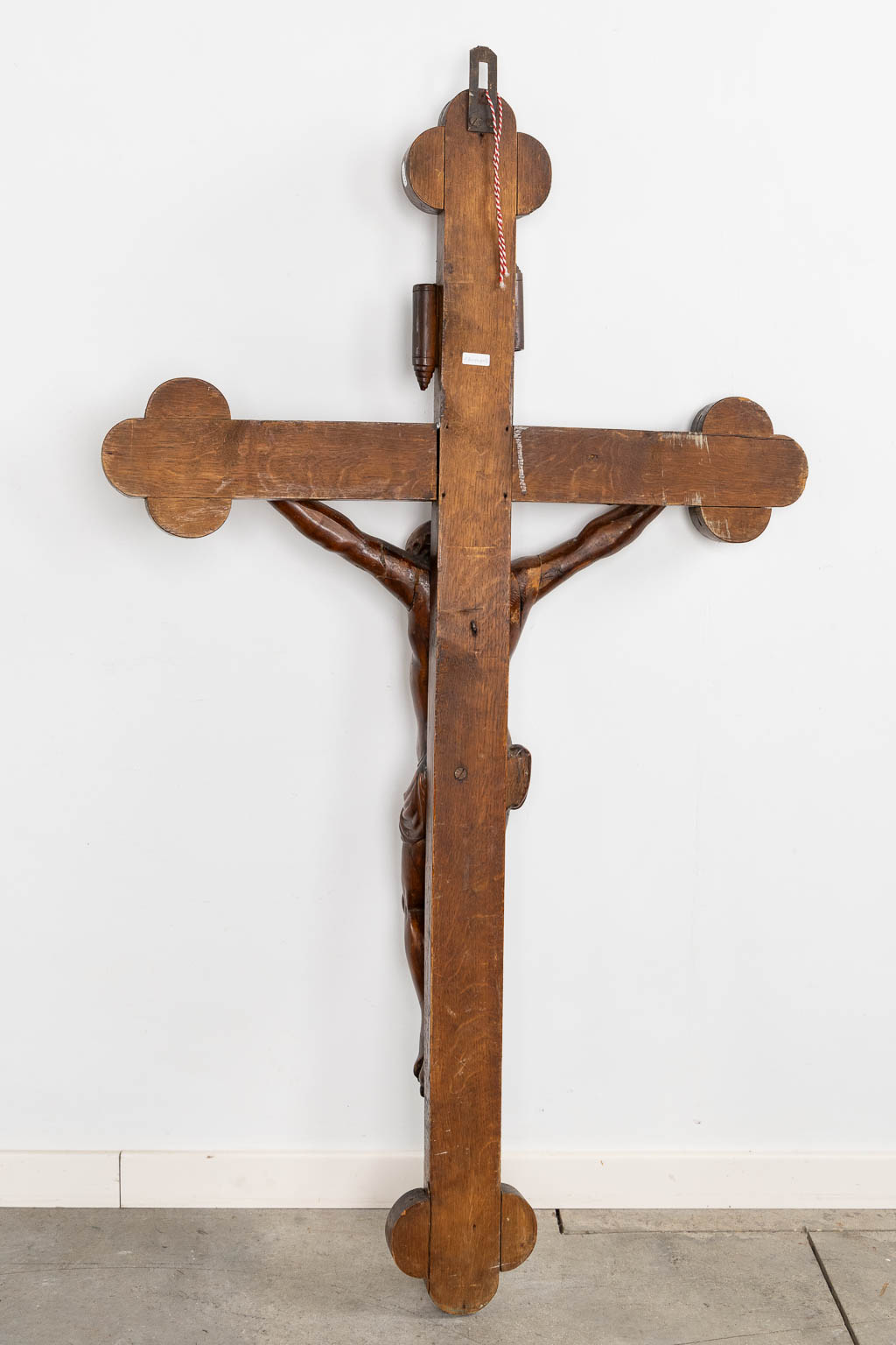 Een grote crucifix met Corpus Christi, houtgesculpteerd. 19de eeuw. (W:78 x H:130 cm)