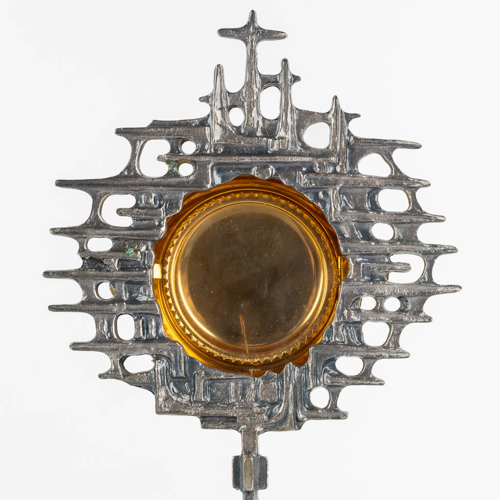 A modernist monstrance, metal, circa 1970. (W:17 x H:29 cm)