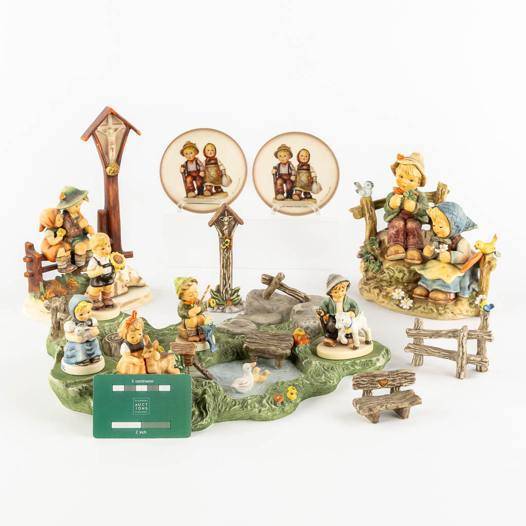 Hummel, a pond with figurines, in total 13 pieces. (W:35 x H:14 cm)