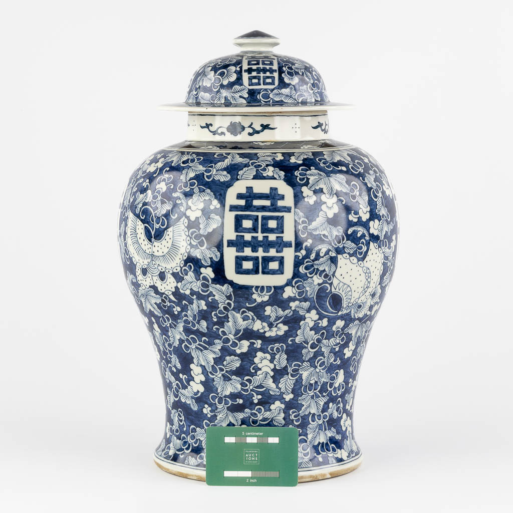 Een Chinese balustervaas met blauw-wit decor van prunus en dubbele Xi. 19de/20ste eeuw. (H:42 x D:26 cm)