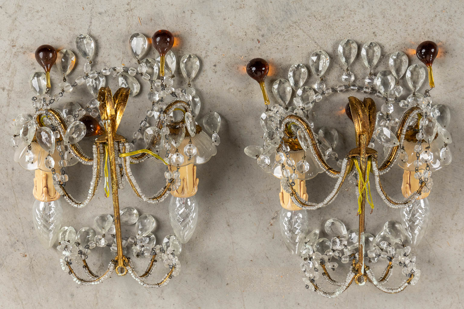 An attractive pair of wall lamps, brass and orange glass. (W:23 x H:30 cm)