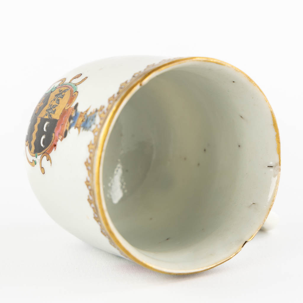 A Chinese export porcelain cup with a heraldic image, Qianlong. (L:6 x W:8,6 x H:6,5 cm)