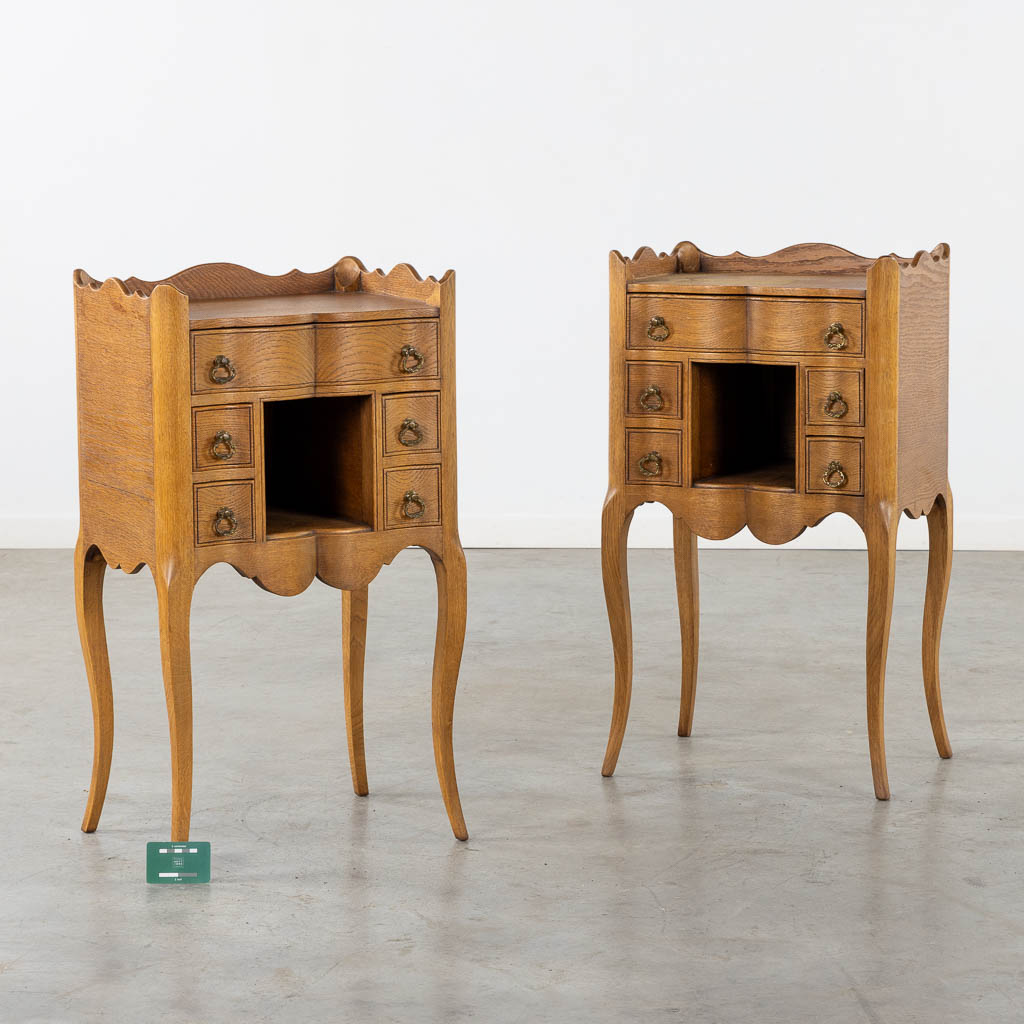 A decorative pair of oak nightstands or side tables. (L:34 x W:45 x H:80 cm)