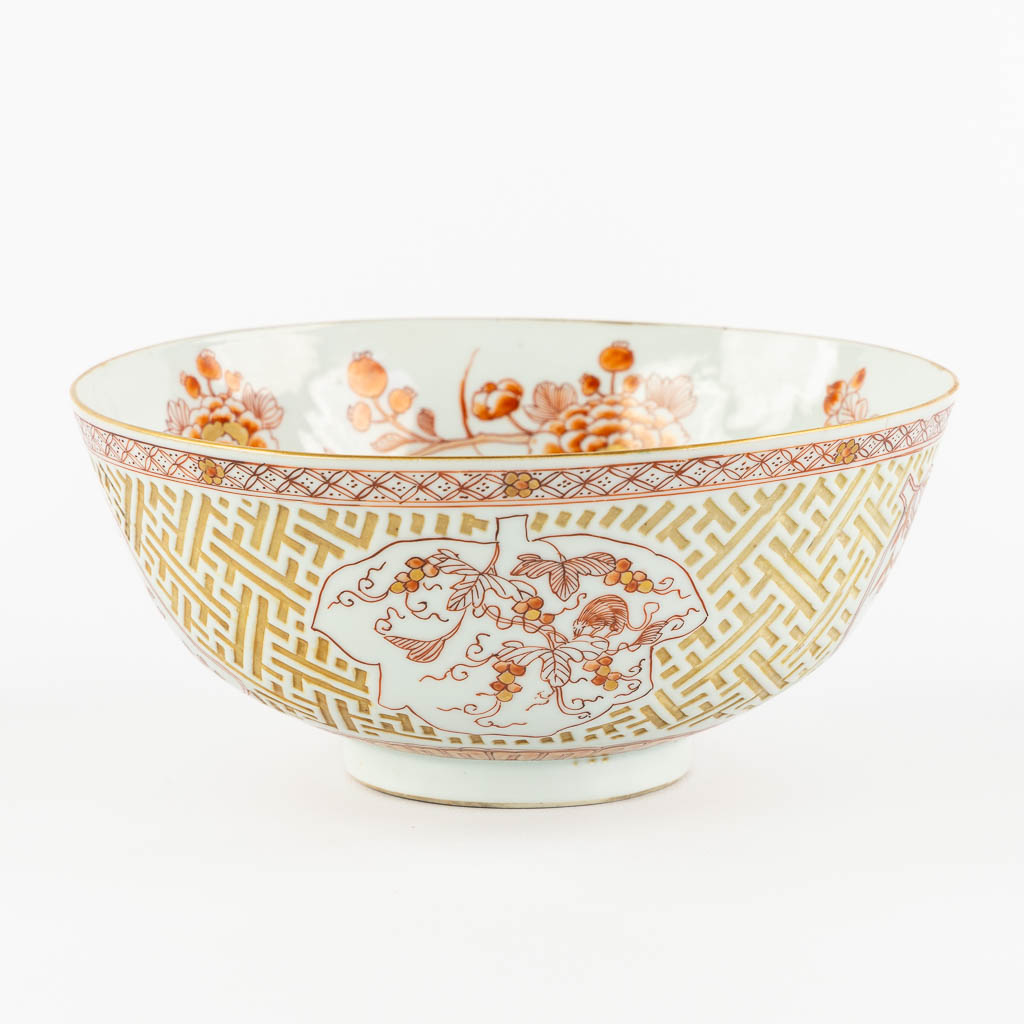 Een Chinese rood en gouden schaal met relief en bloemendecor. 18de eeuw. (H:9,5 x D:21 cm)