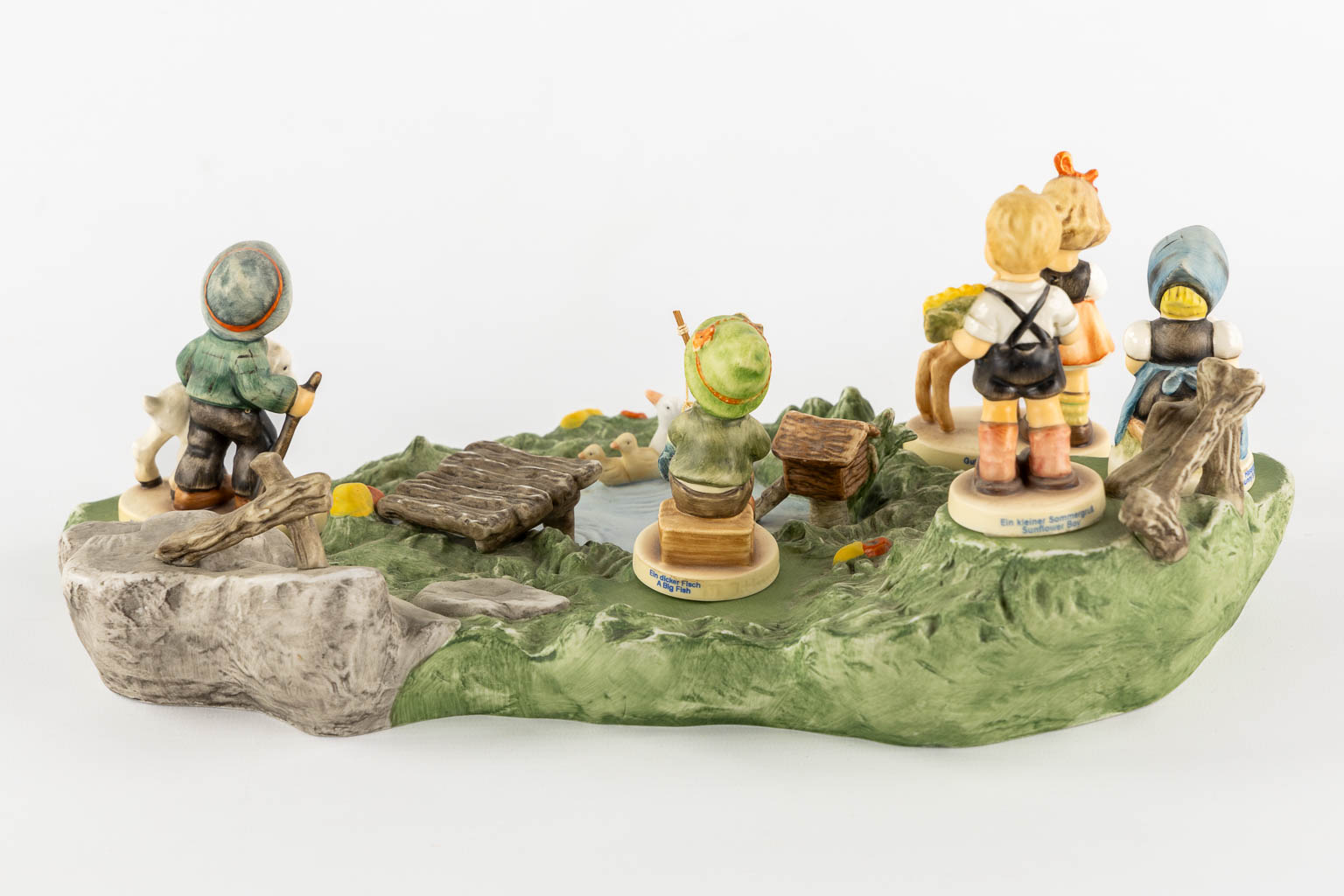 Hummel, a pond with figurines, in total 13 pieces. (W:35 x H:14 cm)